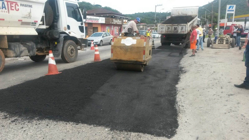 SMO recupera asfalto no Trevo do Rio Tavares