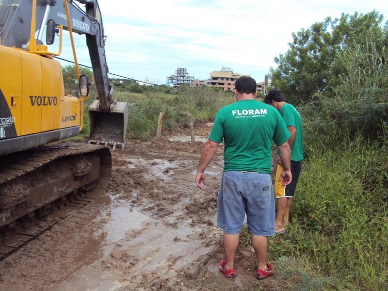FLORAM conclui remoção de sedimentos em rua irregular na Lagoa Pequena