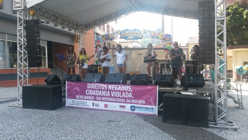 Mulheres buscam direitos e recebem homenagem