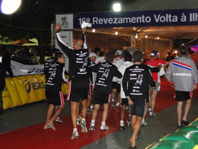 O 17º Revezamento Volta à Ilha ASICS movimenta o final de semana.