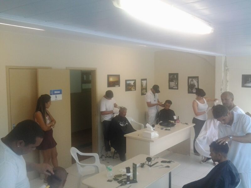 Alunos do Senac cortam cabelos no Centro POP