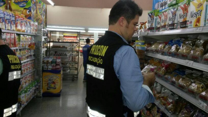 Supermercado é multado ao vender produto vencido