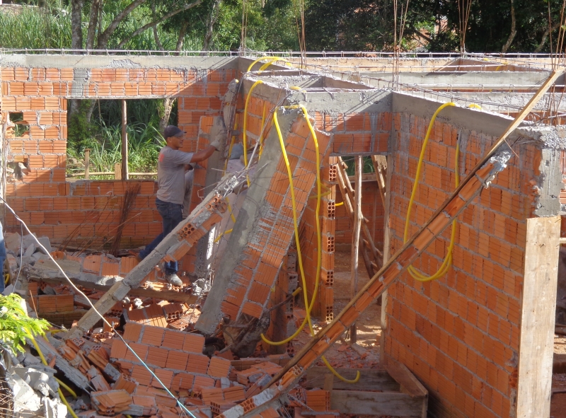 Demolida outra obra irregular na Vargem
