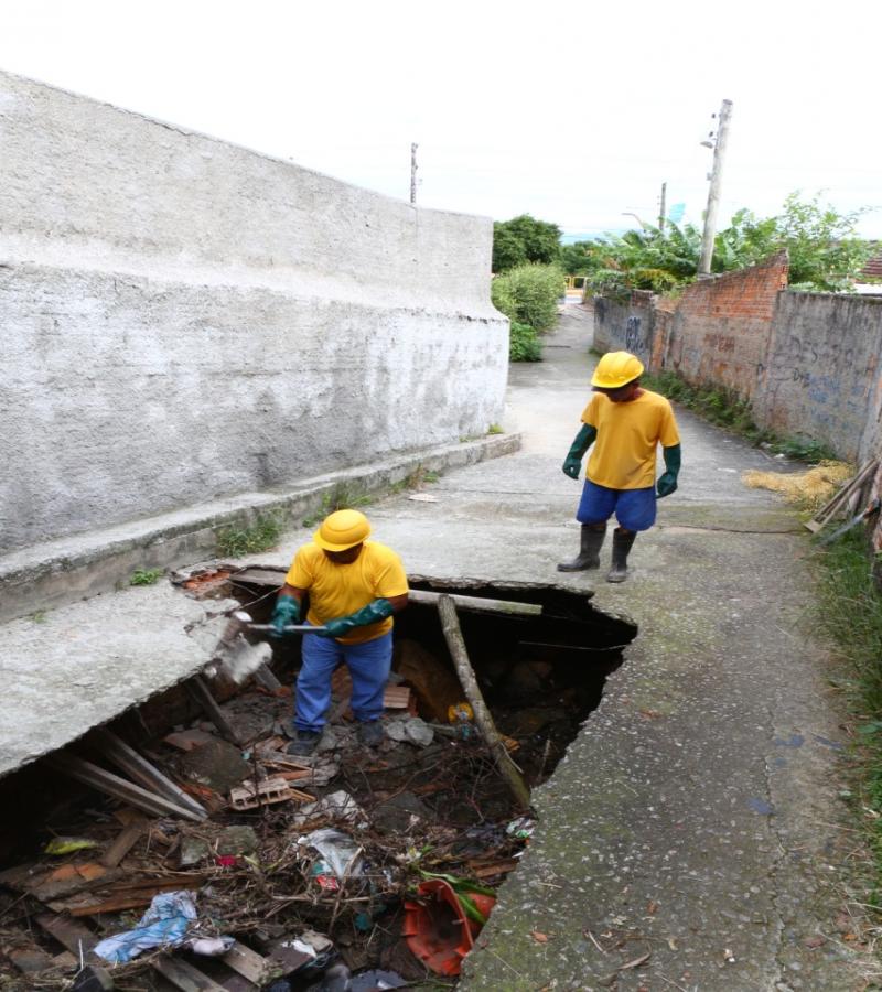 Prefeitura vai reconstruir canal na Costeira
