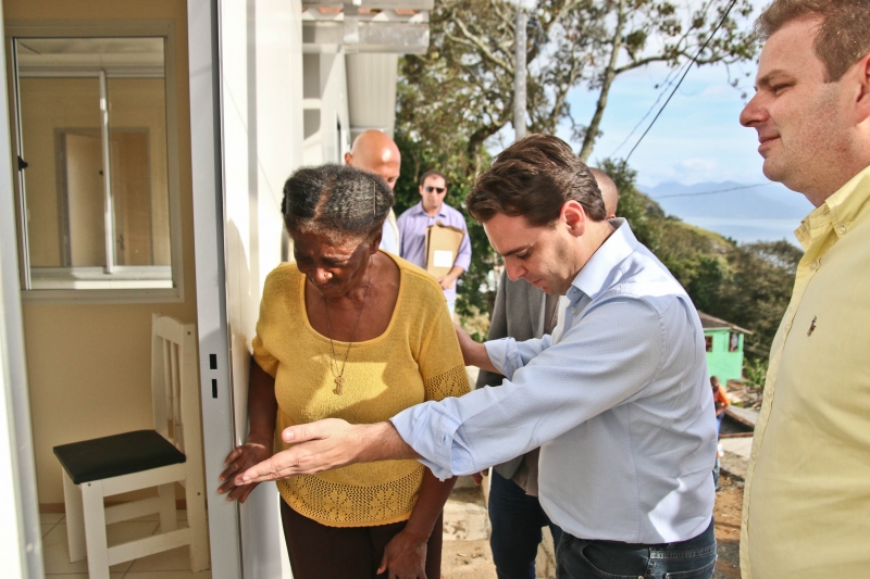 Prefeitura entrega mais sete casas modulares 