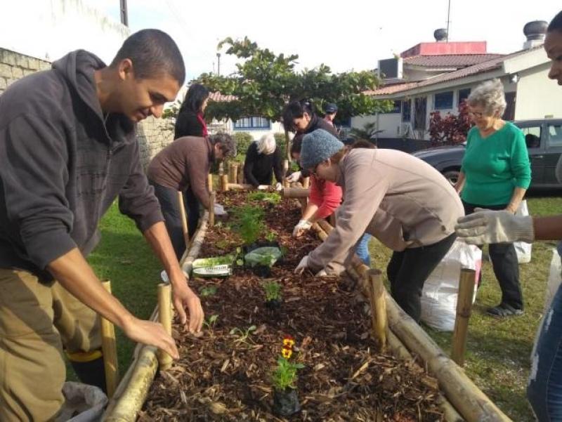  Centro de Saúde Ribeirão da Ilha ganha horta comunitária