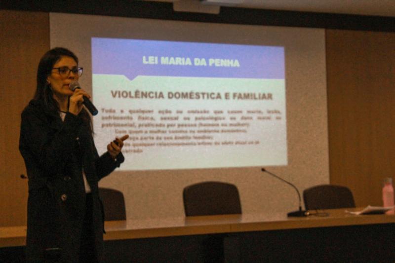 Colaboradores da Comcap recebem palestra sobre combate à violência contra a mulher