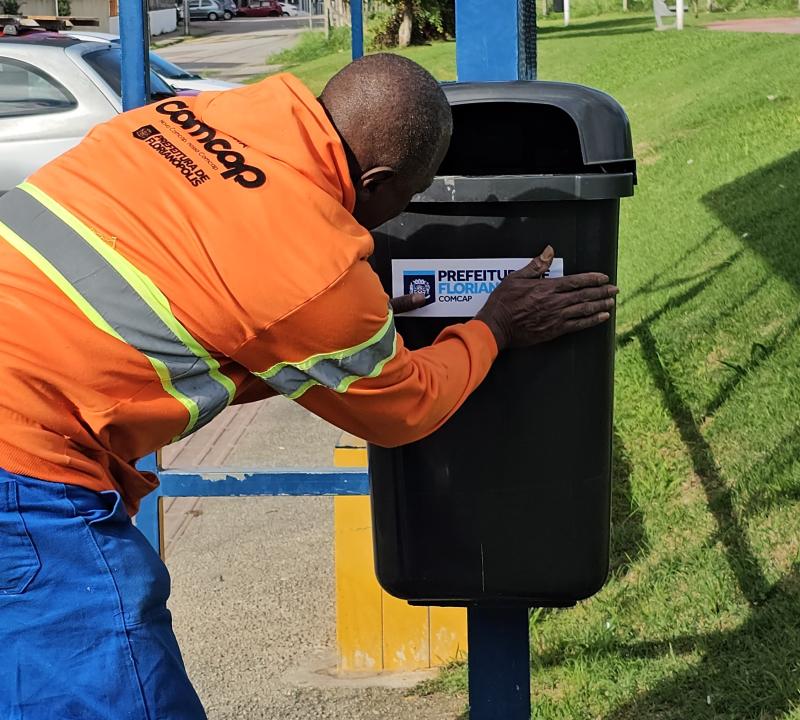 Prefeitura reforça mobiliário urbano de limpeza pública em Florianópolis