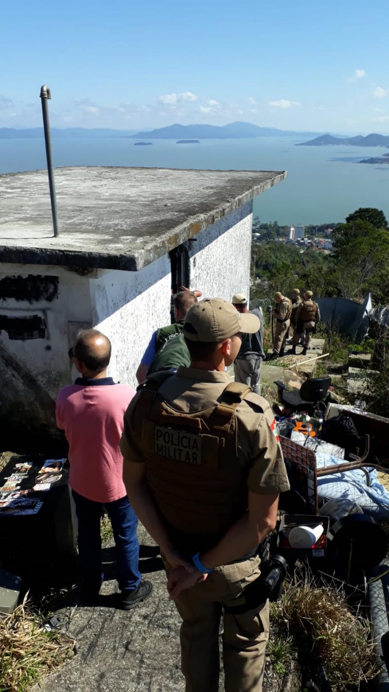 SMDU e Floram fazem operação em ocupações irregulares no alto do Morro da Cruz