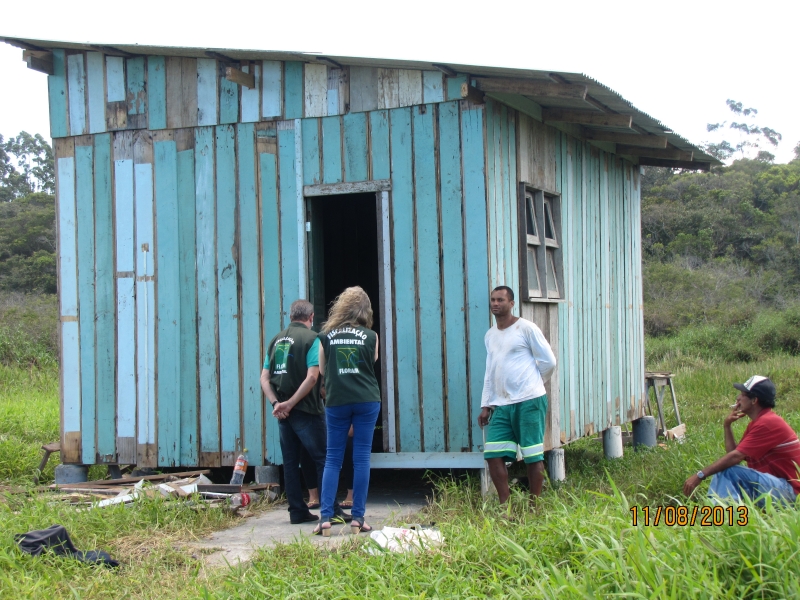 FLORAM desmonta casa irregular na Lagoa do Peri