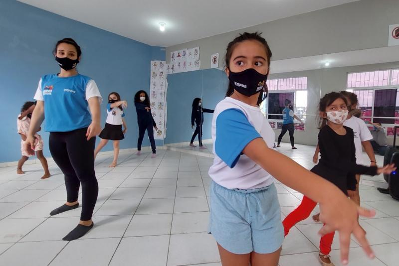 Dança impulsiona sonhos de professora e alunas no Bairro Educador de Florianópolis