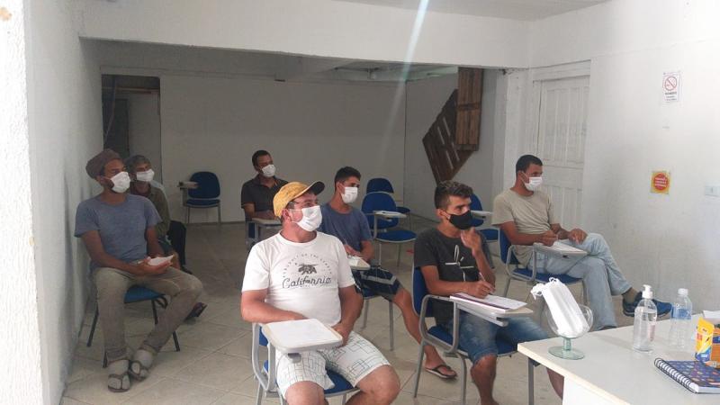 Pessoas em situação de rua participam de curso de garçom em abrigo municipal