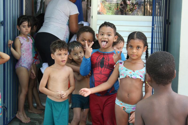 Crianças de Neim da Capital se refrescam com banho de piscina durante o programa Educar no Verão