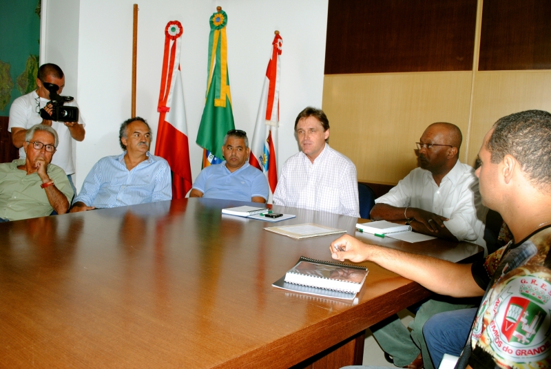 Prefeito vai ajudar a escola buscar recursos