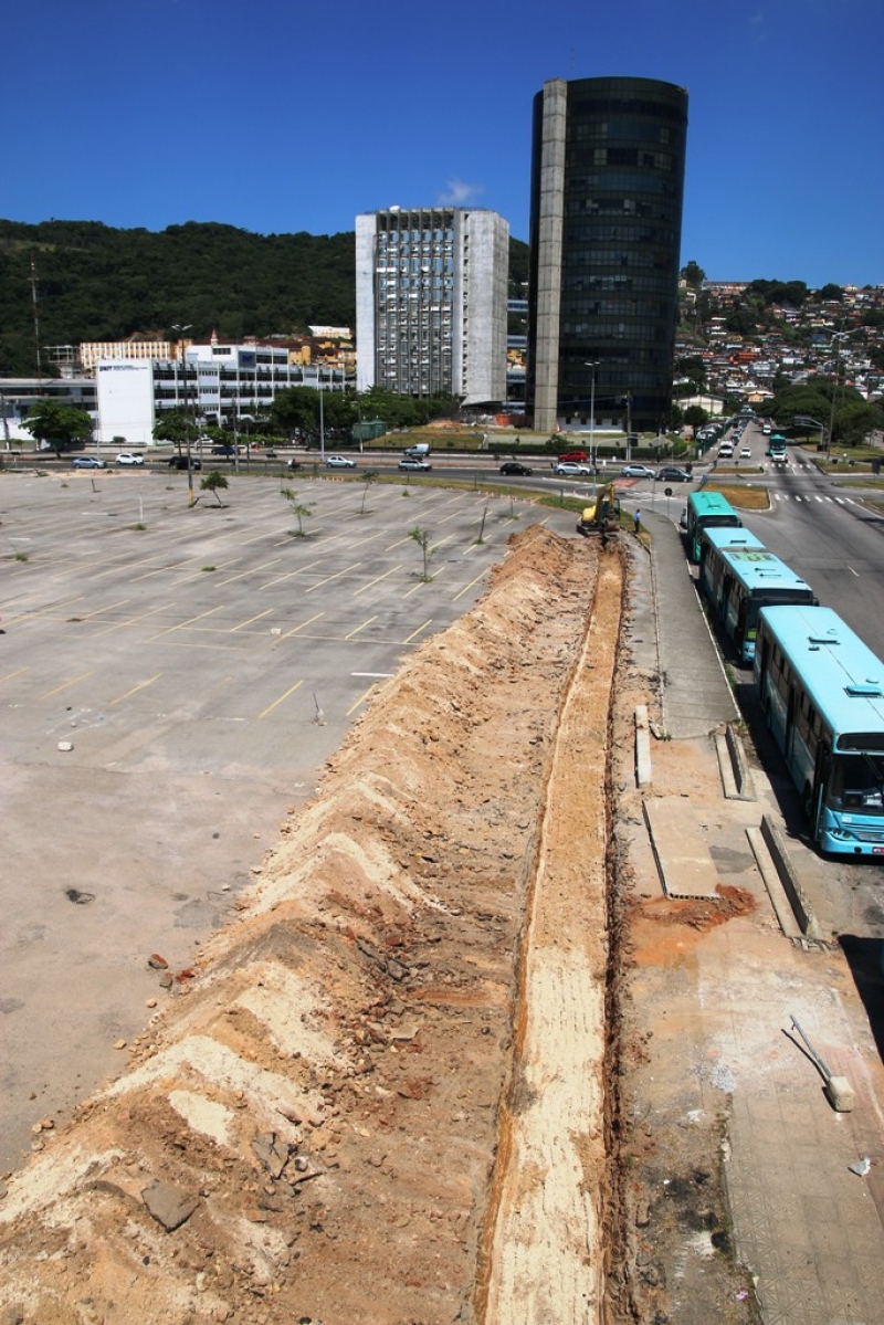 Área no Aterro da Baía Sul começa a ser fechada