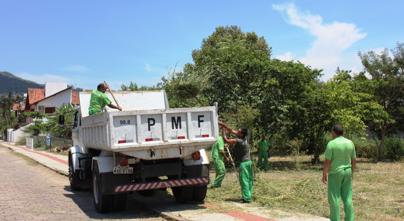 Floram faz limpeza em praça no Córrego Grande