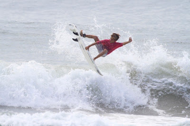 Matheus Herdy dá show de surfe na Praia do Santinho