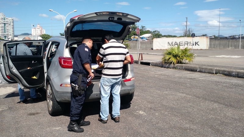 Carro paraguaio é preso por circulação ilegal