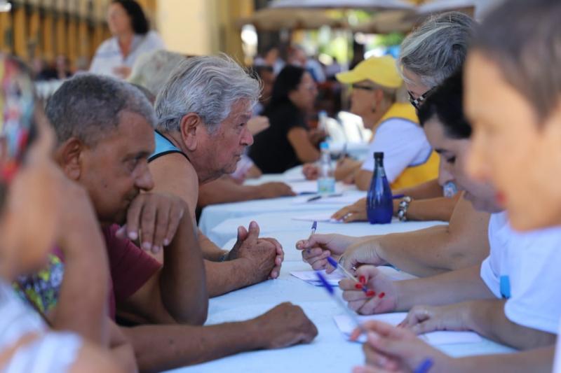 Prefeitura realiza questionário com idosos no Largo da Alfândega para avaliar a qualidade de vida na capital 