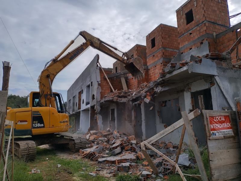 PMF realiza a demolição de 22 apartamentos no Norte da Ilha