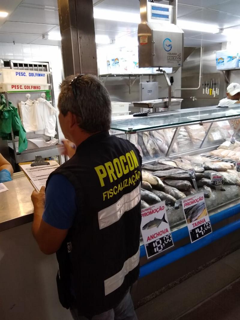 Procon da Prefeitura de Florianópolis monitora preços de chocolates e pescados na Capital