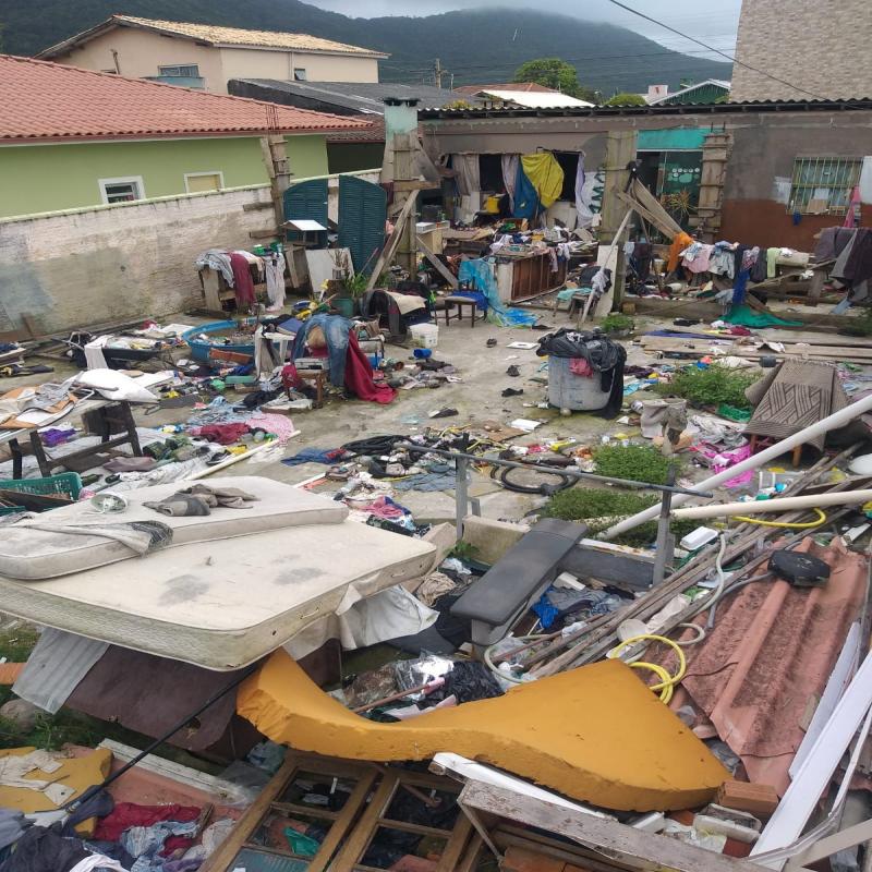 Prefeitura de Florianópolis realiza ação emergencial de limpeza em terreno coberto de lixo no Rio Vermelho