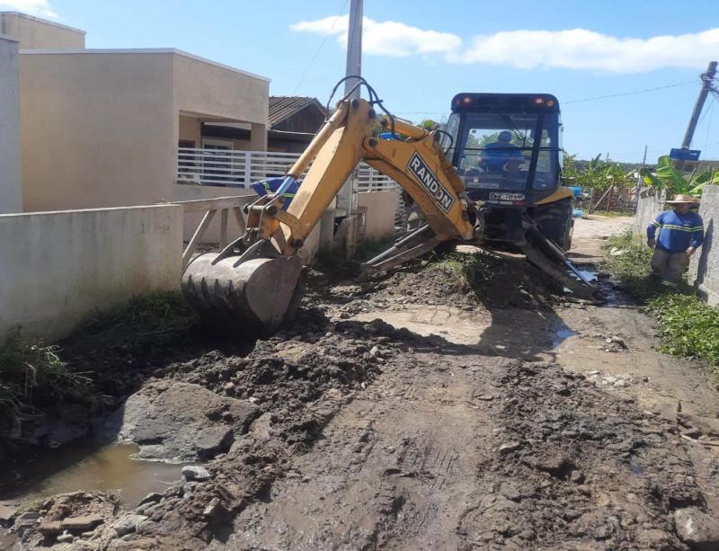 PACTO: Prefeitura de Florianópolis escava rua e lacra tubulação irregular no Norte da Ilha