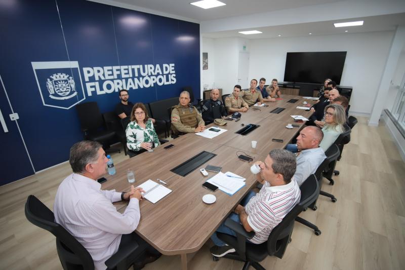 Forças de Segurança de Florianópolis discutem reforço nas escolas após atentado em Blumenau