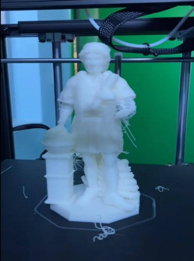 Escolas  produzem cenários históricos e células humanas com impressora 3D