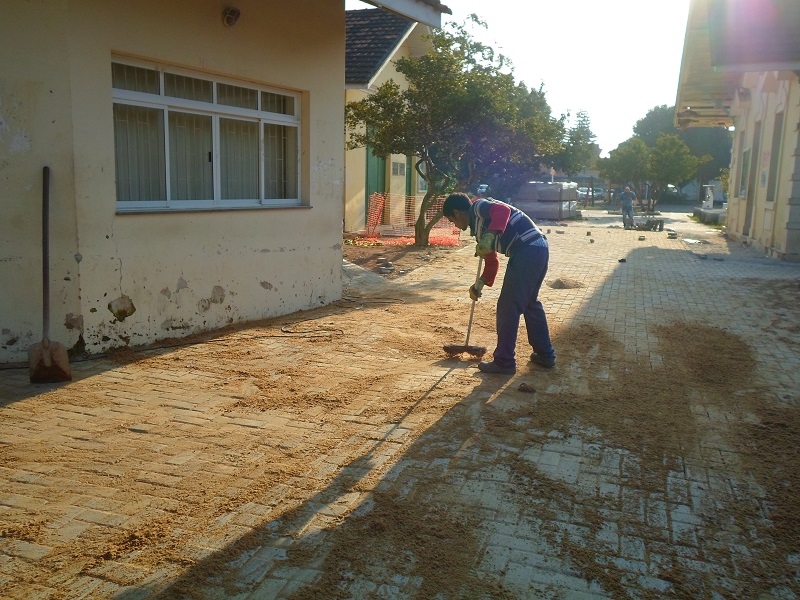 Piso da praça Bento Silvério já está sendo trocado