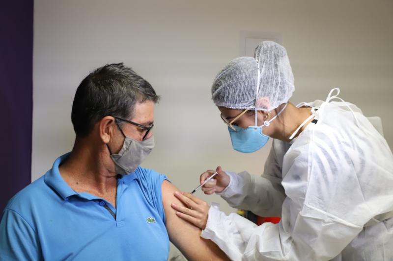 Vacinação de pessoas com 52 anos ou mais continuará neste sábado (12) 