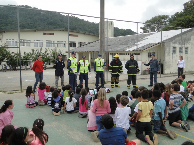 Bombeiros e estudantes simulam incendio