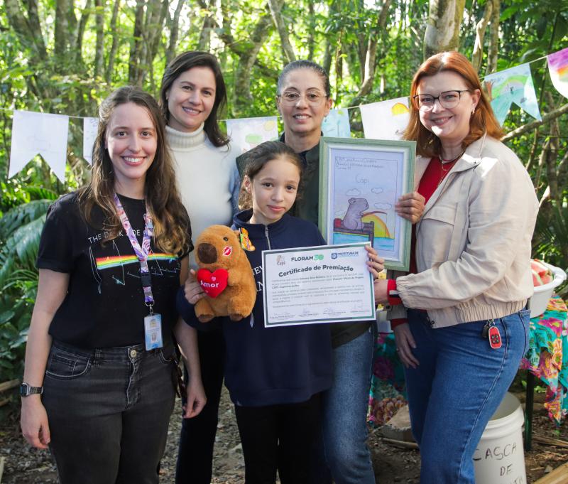 Estudante é homenageada com certificado pelo concurso da mascote oficial do Projeto CAPI – Capivaras na Ilha