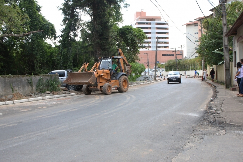 Postes serão realocados em rua do bairro Itacorubi