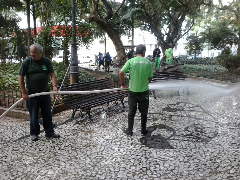  Praça XV tem dia de limpeza nesta quinta-feira