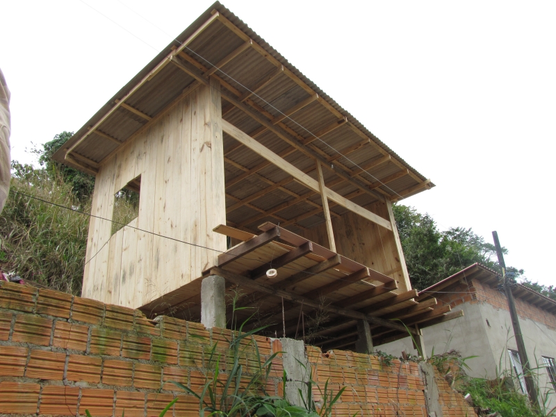 Floram faz retirada de casa em área de proteção