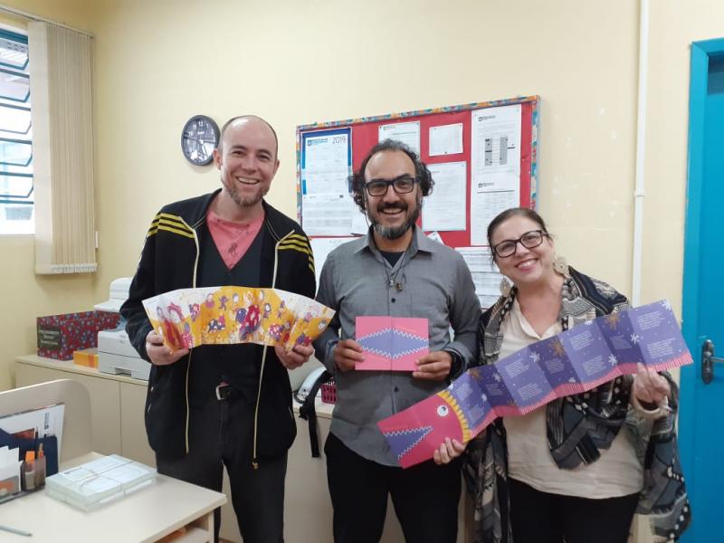 Escolas e Neims recebem livro sobre a história do Boi de Mamão