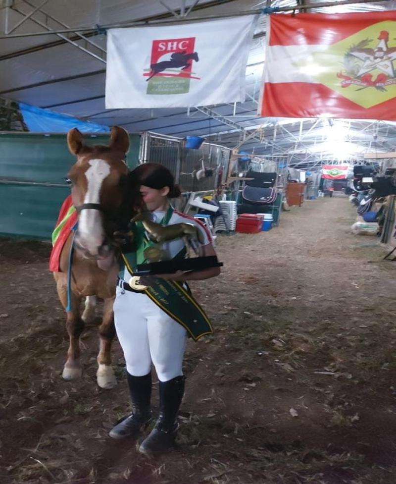 Estudante de escola municipal de Florianópolis é campeã brasileira  em hipismo
