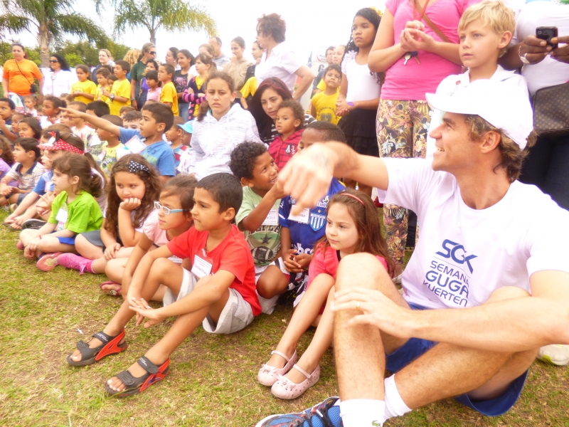 Guga Kuerten participa de festa das crianças