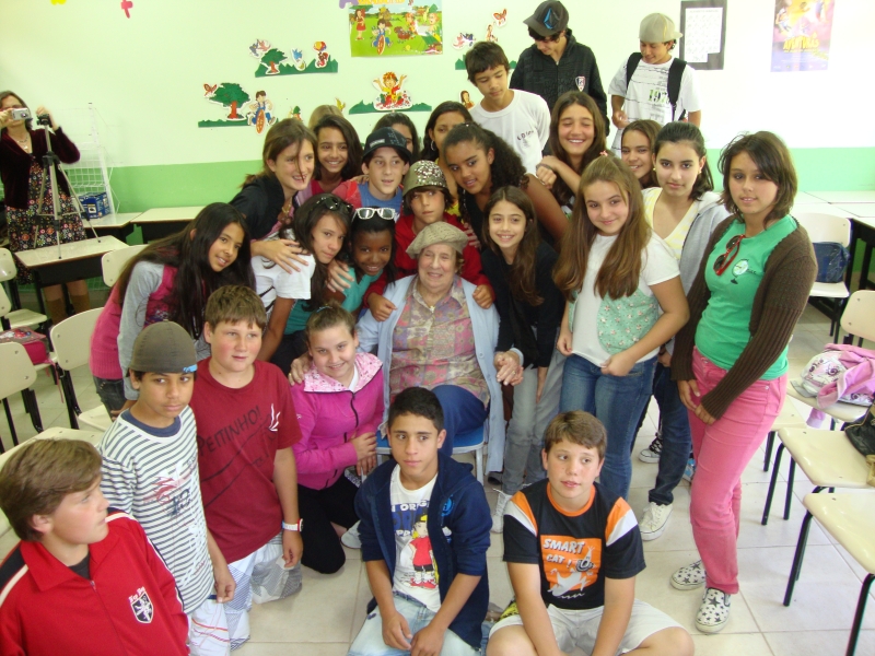  Artista de 91 anos é entrevistada por alunos de Escola Pública