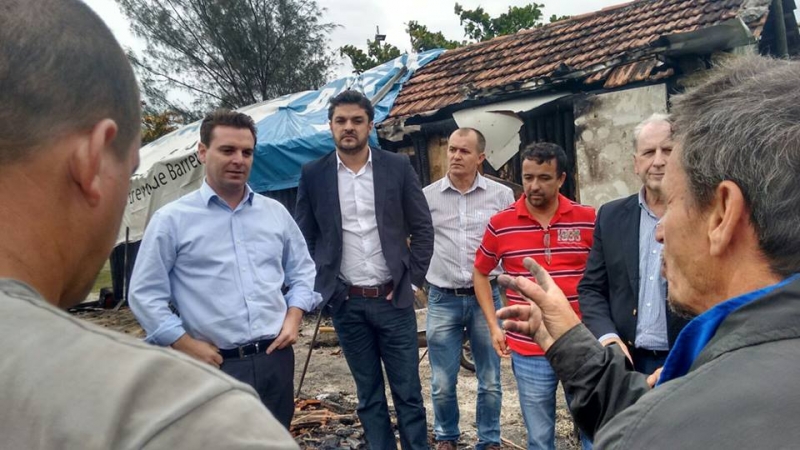 Pescadores querem refazer ranchos no Saco dos Limões