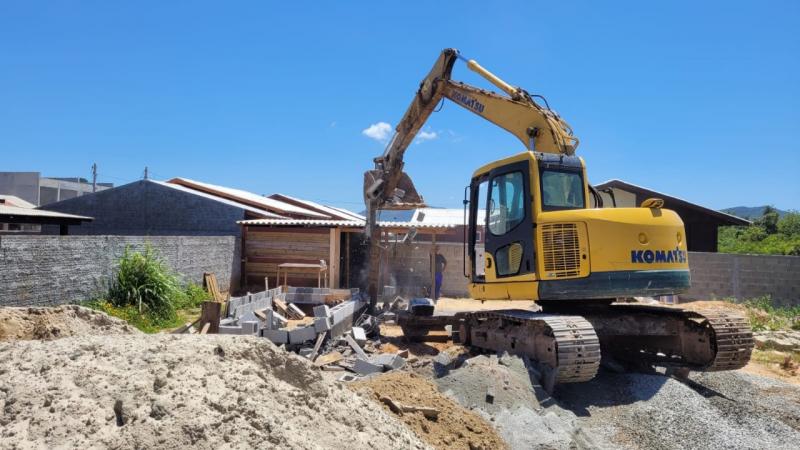 Prefeitura de Florianópolis realiza demolição de quatro obras irregulares em APP