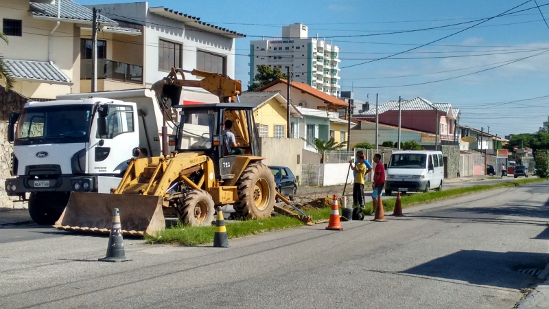 Continente faz conserto no sistema de esgoto