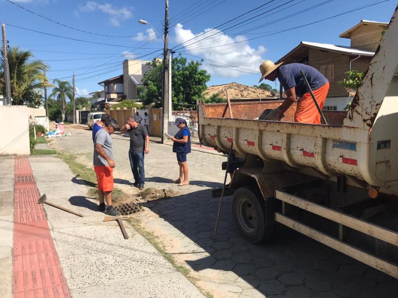 Prefeitura lacra duas ligações de esgotos irregulares no Campeche 