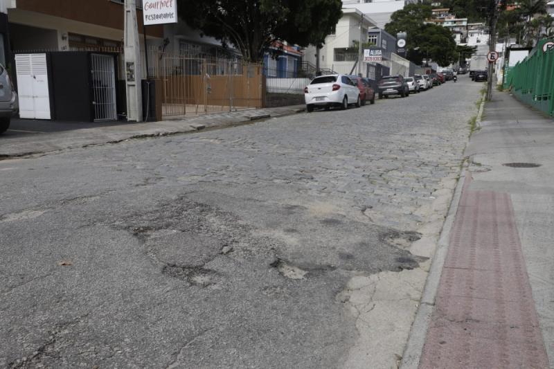 Rua Crispim Mira, no Centro, terá asfalto em toda extensão