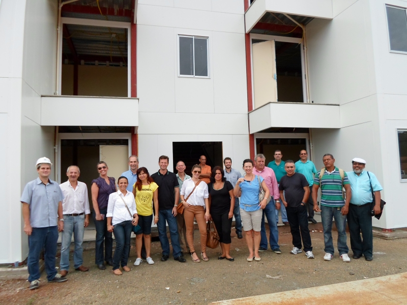 Habitação visita fábrica de casas modulares