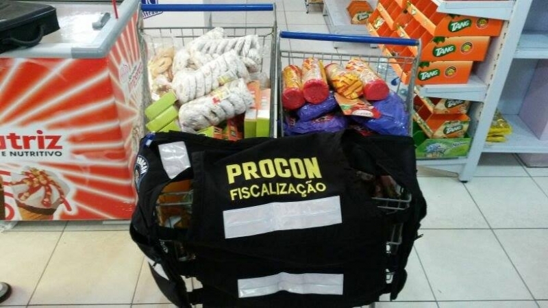 Procon apreende produtos fora do prazo de validade