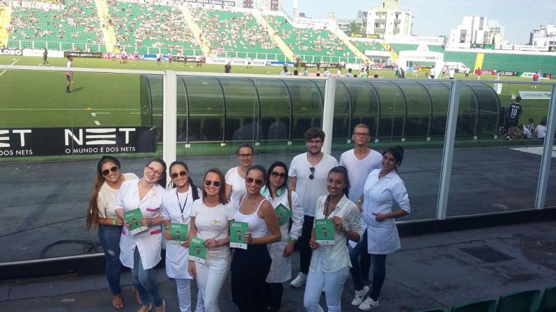 Luta contra a Dengue: Torcedores recebem orientações antes do jogo entre Figueirense e Avaí