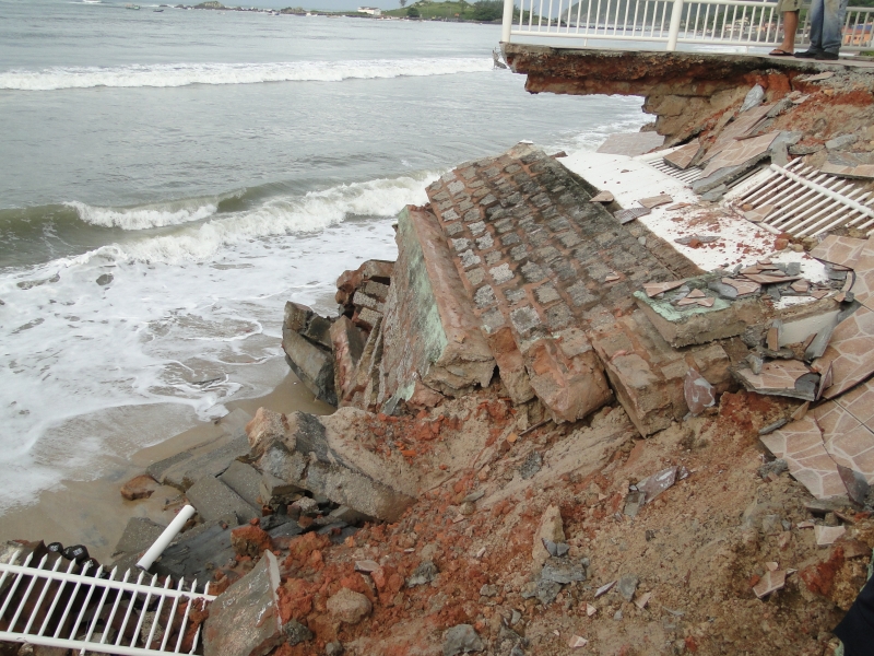 Defesa Civil atende casas atingidas por ressaca na praia da Armação do Pântano do Sul