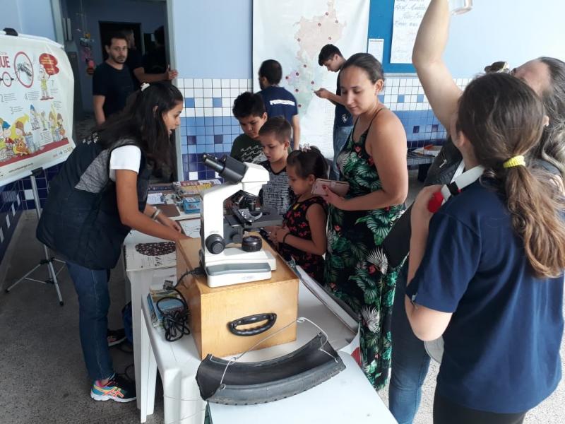 Alunos e servidores do Instituto Estadual de Educação são orientados sobre combate do aedes aegypti